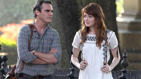 Joaquin Phoenix a Emma Stone ve filmu Woodyho Allena Iracionální mu.