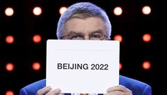 Prezident mezinárodního olympijského výboru Thomas Bach vytahuje vítzný lístek.