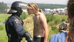 CzechTek 2005: hádka mezi úastníkem a policejním tkoodncem.