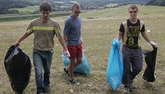 CzechTek 2005: podupanou a zaneádnou louku u Tachova uklízejí pár dní po akci...