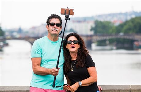 Turisté se v Praze fotí selfie tyí neboli selfie monopodem.