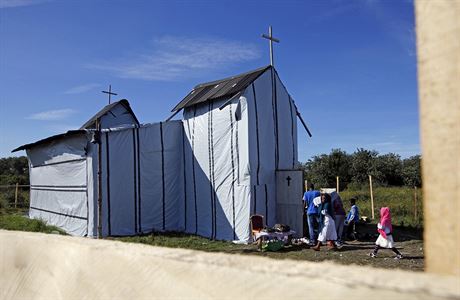 Nedaleko Calais vznikl provizorn kostel pro uprchlky s kesanskm vyznnm.