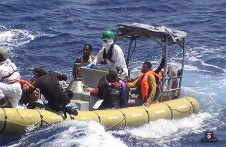 Záchranáské práce u pevrené lodi u Libye.