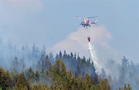 Vrtulník s bambivakem hasí lesní poár