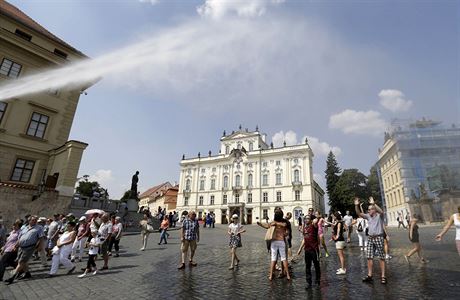 Kropení vodou v Praze, brutální teploty vyadují brutální opatení