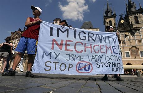 Populrnmi transparenty byly: "V R imigranty nechceme" nebo "Stop invazi...