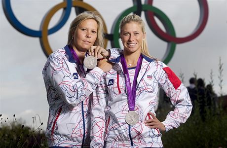 Tenistky Lucie Hradeck (vlevo) a Andrea Hlavkov se stbrnmi medailemi na...