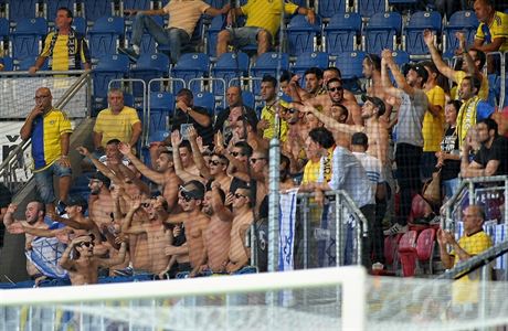 Fanouci Hapoelu Tel Aviv povzbuzuj sv fotbalisty pi utkn v Plzni.