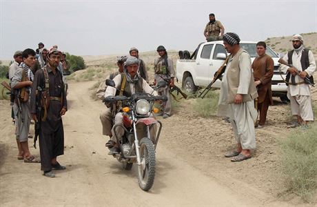 Afghánská místní policie se pipravuje k boji s ozbrojenci radikálního Talibanu...