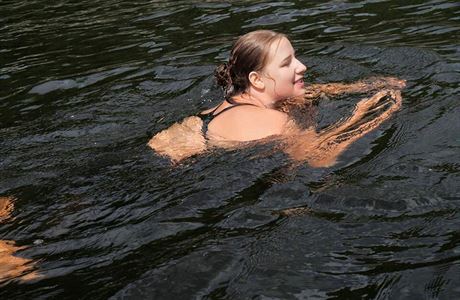 Lucie Leiová uplavala ve Vltav za deset dní vzdálenost 180 km z eských...