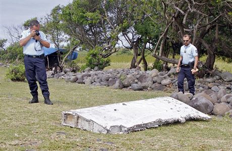 Francouzt policist zkoumaj kus letadla, kter se nael u ostrova Runion.