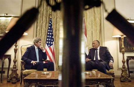 Americký ministr zahranií John Kerry (vlevo) hovoí se svým egyptským...