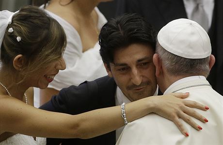 Pape Frantiek se zdraví se znovu sezdaným katolickým párem. (Foto z 5. srpna...