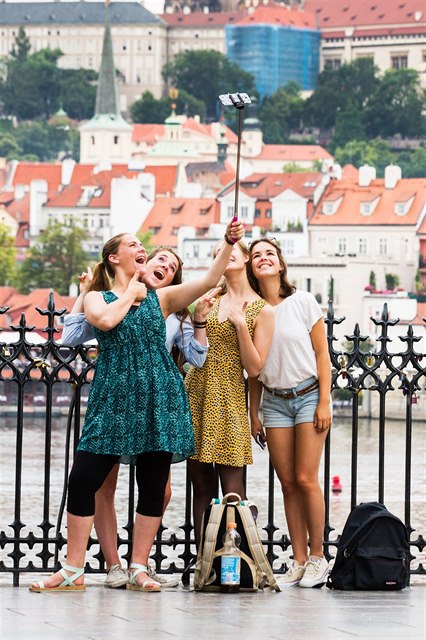 Turisté se v Praze fotí selfie tyí neboli selfie monopodem.