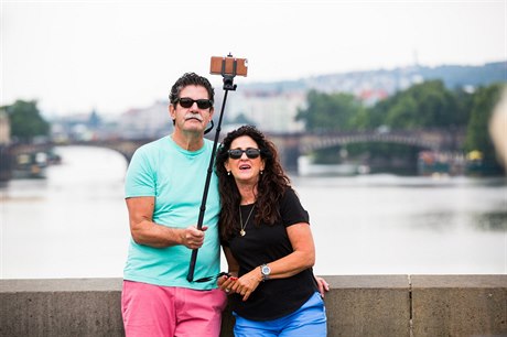 Turisté se v Praze fotí selfie tyčí neboli selfie monopodem.