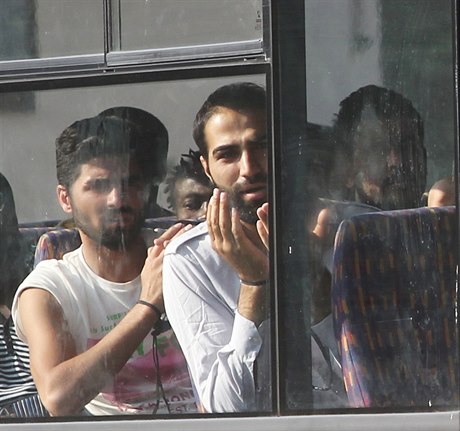 Uprchlíci v autobuse smující do tábora ve Vyních Lhotách