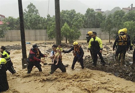 Tchajwanští hasiči pomáhají lidem zasaženým tajfunem Soudelor