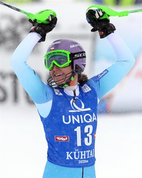 Česká lyžařka Šárka Strachová se raduje po senzačním druhém místu.