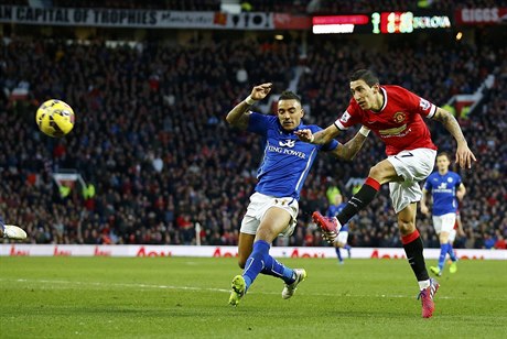 Angel Di María z Manchesteru United se snaí vstelit gól.