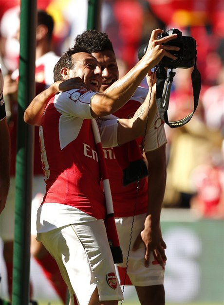 Santi Cazorla a Alex Oxlade Chamberlain z Arsenalu slaví zisk anglického...