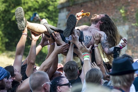 Bavící se dav na metalovém festivalu Brutal Assault.