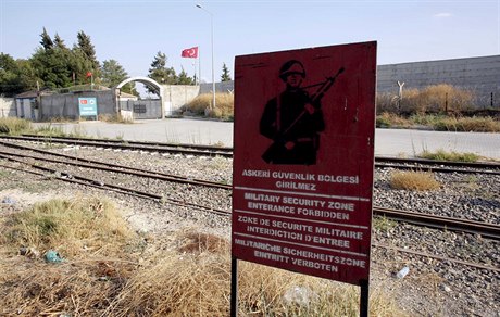 Pozice turecké armády na hranicích se Sýrií.