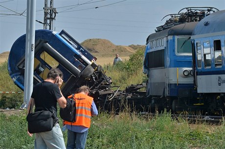 Ve vlacích cestovalo zhruba 200 pasaér.