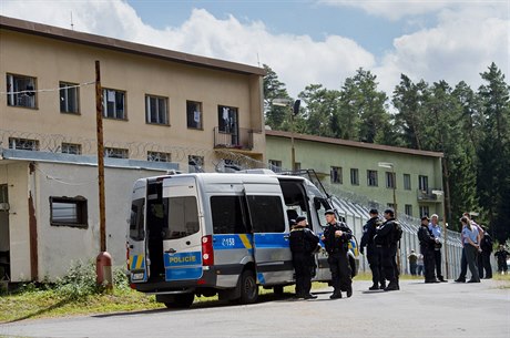 Zaízeni pro zajitní cizinc v Blé pod Bezdzem hlídají jednotky policist