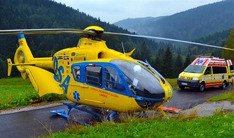 Záchranný vrtulník a sanitka na Liberecku
