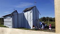 Nedaleko Calais vznikl provizorn kostel pro uprchlky s kesanskm vyznnm.