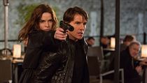 Jen ptelstv. Rebecca Fergusonov a Tom Cruise v pt nemon misi.