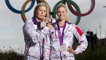 Tenistky Lucie Hradecká (vlevo) a Andrea Hlaváčková se stříbrnými medailemi na...