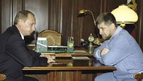 Vladimir Putin ve spolenosti svho eenskho spojence Ramzana Kadyrova.