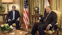 Ministi zahrani John Kerry a Sameh Shoukry (vpravo).