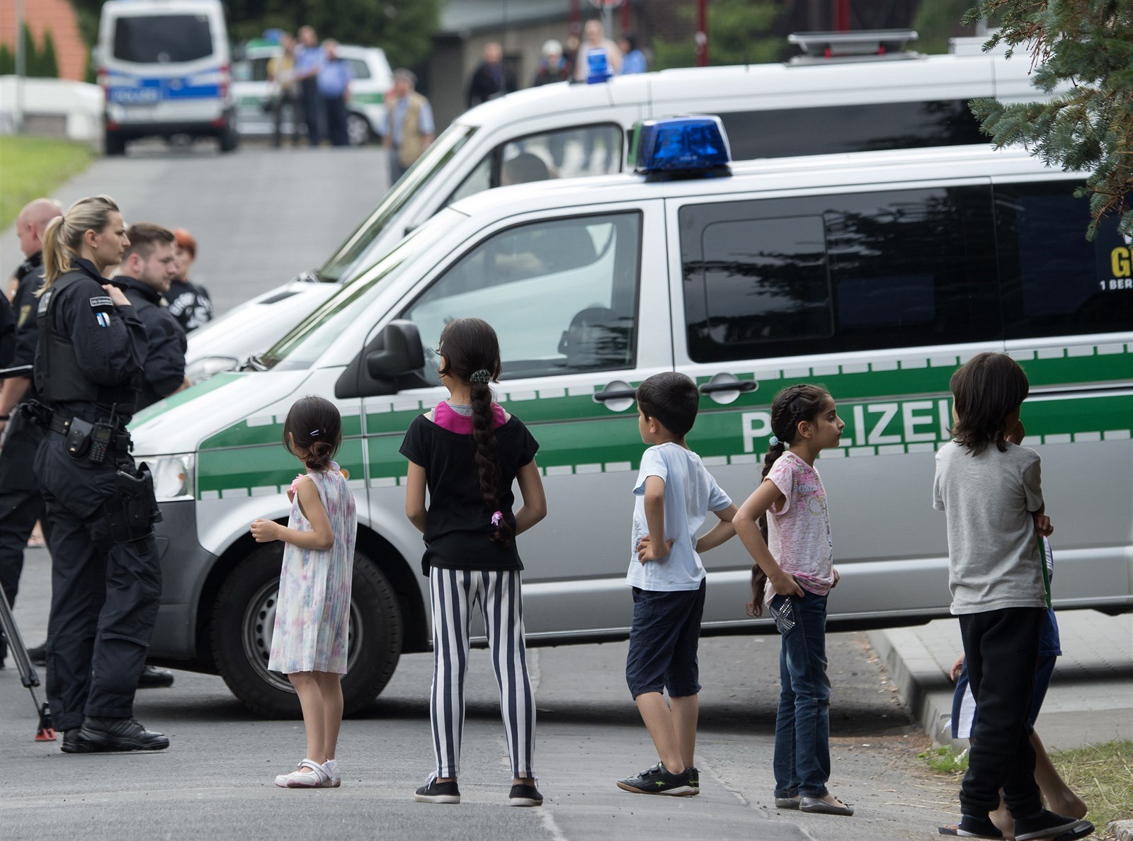 D�ti stojí p�ed policejním vozem.