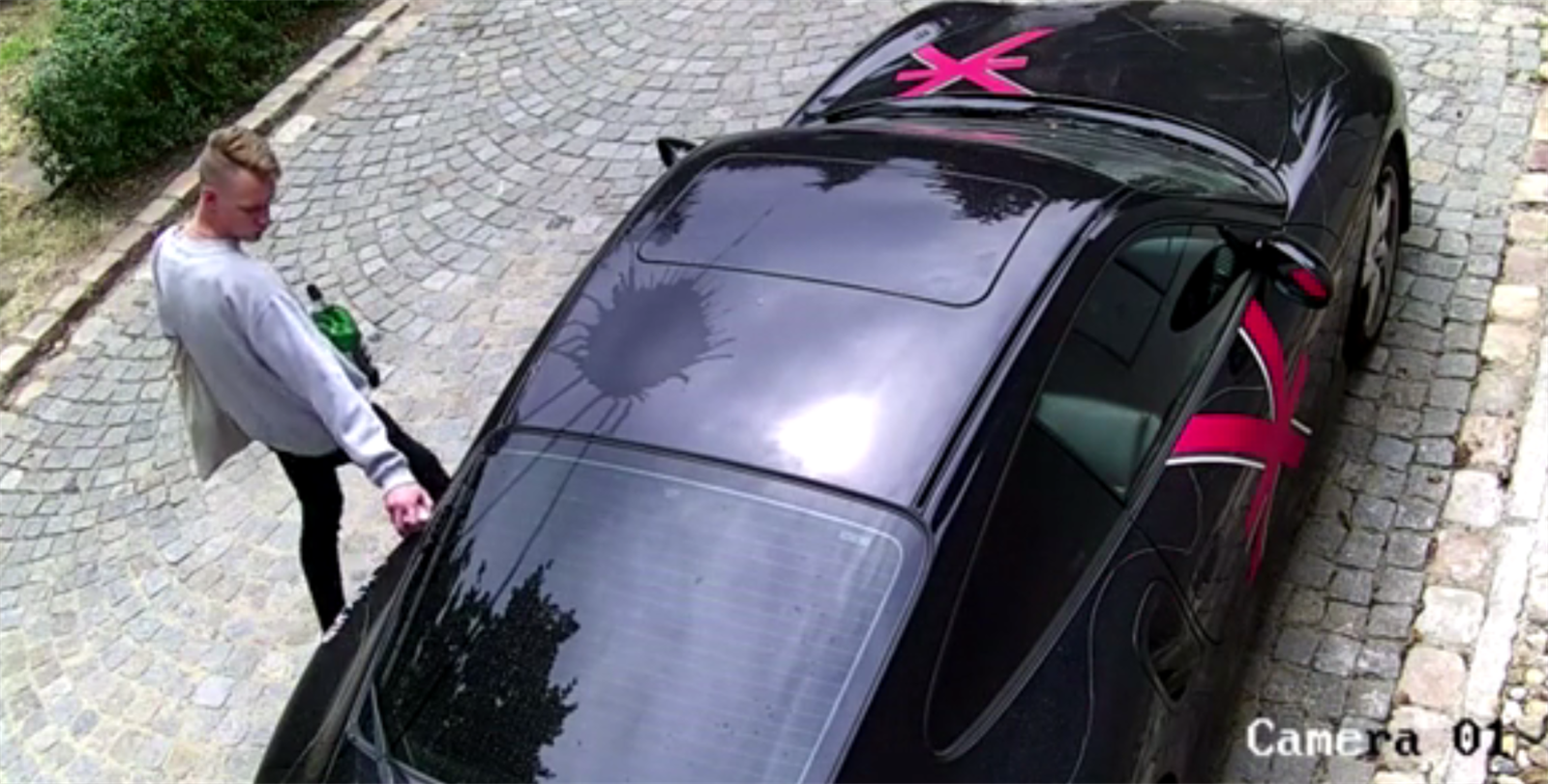 Neznámý vandal v Praze polil pivem, poplival a na záv�r po�krábal dla�ební...
