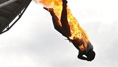 Liam Atkins z Austrálie pi exhibiním skoku z 12 metr.