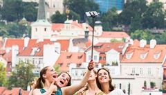 Turisté se v Praze fotí selfie tyí neboli selfie monopodem.