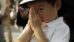 Malý chlapec se modlí za obti Hiroimy u píleitosti 70. výroí tragické...