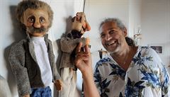 Svatopluk Horváth pózuje s loutkami