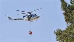 S poárem pole a lesa u Chráan na Rakovnicku pomáhal i vrtulník s bambi vakem.