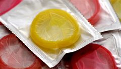 Francie zlevňuje kondomy, aby se lidé více chránili před AIDS 