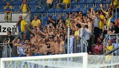 Fanouci Hapoelu Tel Aviv povzbuzují své fotbalisty pi utkání v Plzni.