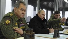 Represivní reim Vladimira Putina (na snímku spolu s ministrem obrany Sergejem...