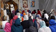 Kesantí migranti z Etiopie a Eritreje se modlí bhem bohosluby v...