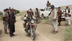 Afghánská místní policie se připravuje k boji s ozbrojenci radikálního Talibanu...