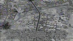 Snímek zveejnný generálním tábem ozbrojených sil USA zachycuje úder letadel...