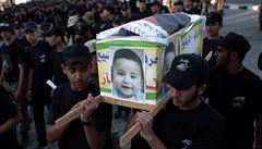 Mladí Palestinci nesou na ramenou maketu d�tské rakve s portrétem 1,5ro�ního...