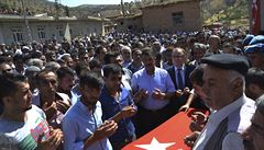 Poheb vojáka Mansura Cengize, který zahynul bhem nedlního útoku kurdských...