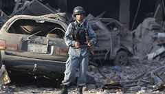 Afghánský policista na míst útoku.